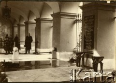 Lata 20., Warszawa, Polska.
Grób Nieznanego Żołnierza. 
Fot. z albumu porucznika Jana Obłoczyńskiego z Batalionu Chemicznego WP, zbiory Ośrodka KARTA, przekazała Jolanta Wolszczynin.