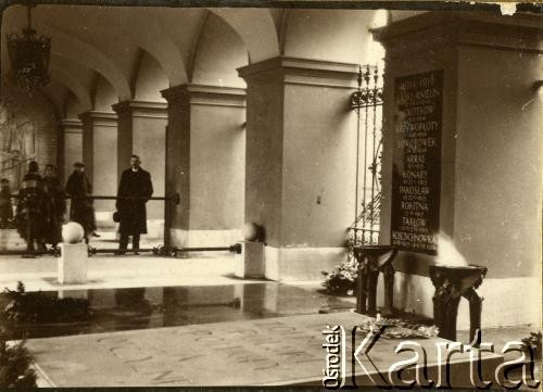 Lata 20., Warszawa, Polska.
Grób Nieznanego Żołnierza. 
Fot. z albumu porucznika Jana Obłoczyńskiego z Batalionu Chemicznego WP, zbiory Ośrodka KARTA, przekazała Jolanta Wolszczynin.