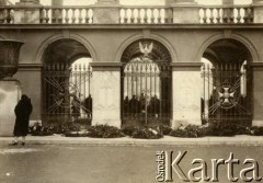 Lata 20., Warszawa, Polska.
Grób Nieznanego Żołnierza. 
Fot. z albumu porucznika Jana Obłoczyńskiego z Batalionu Chemicznego WP, zbiory Ośrodka KARTA, przekazała Jolanta Wolszczynin.
