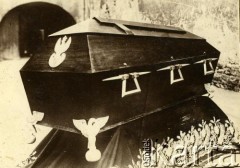 2.11.1925, Warszawa, Polska.
Trumna ze szczątkami Nieznanego Żołnierza przed uroczystym pogrzebem.
Fot. z albumu porucznika Jana Obłoczyńskiego z Batalionu Chemicznego WP, zbiory Ośrodka KARTA, przekazała Jolanta Wolszczynin.