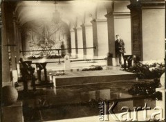 Lata 20., Warszawa, Polska.
Grób Nieznanego Żołnierza. 
Fot. z albumu porucznika Jana Obłoczyńskiego z Batalionu Chemicznego WP, zbiory Ośrodka KARTA, przekazała Jolanta Wolszczynin.