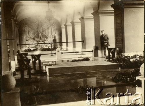 Lata 20., Warszawa, Polska.
Grób Nieznanego Żołnierza. 
Fot. z albumu porucznika Jana Obłoczyńskiego z Batalionu Chemicznego WP, zbiory Ośrodka KARTA, przekazała Jolanta Wolszczynin.