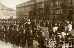 2.11.1925, Warszawa, Polska.
Pogrzeb Nieznanego Żołnierza. Kondukt na ulicach miasta.
Fot. z albumu porucznika Jana Obłoczyńskiego z Batalionu Chemicznego WP, zbiory Ośrodka KARTA, przekazała Jolanta Wolszczynin.