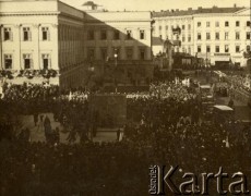 2.11.1925, Warszawa, Polska.
Pogrzeb Nieznanego Żołnierza. Uroczystości pod Pałacem Saskim, za kolumnami którego spoczęły szczątki.
Fot. z albumu porucznika Jana Obłoczyńskiego z Batalionu Chemicznego WP, zbiory Ośrodka KARTA, przekazała Jolanta Wolszczynin.