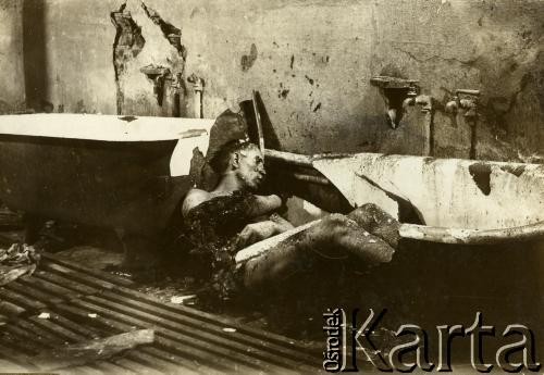 Wrzesień 1923, Warszawa, Polska.
Ofiara wypadku w koszarach Batalionu Chemicznego. Do zdarzenia doszło w czasie rozbrajania miny bojowej, która została zanurzona w jednej z wanien w łaźni żołnierskiej.   
Fot. z albumu porucznika Jana Obłoczyńskiego z Batalionu Chemicznego WP, zbiory Ośrodka KARTA, przekazała Jolanta Wolszczynin.