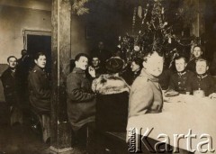 Lata 20., Polska.
Porucznik Jan Obłoczyński (pod choinką) z żołnierzami Batalionu Chemicznego. 
Fot. z albumu porucznika Jana Obłoczyńskiego z Batalionu Chemicznego WP, zbiory Ośrodka KARTA, przekazała Jolanta Wolszczynin.