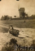 Lata 20., Polska.
Plażowiczka.
Fot. z albumu porucznika Jana Obłoczyńskiego z Batalionu Chemicznego WP, zbiory Ośrodka KARTA, przekazała Jolanta Wolszczynin.
