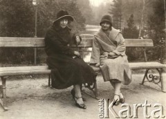 Lata 20., Polska.
Kobiety na parkowej ławce.
Fot. z albumu porucznika Jana Obłoczyńskiego z Batalionu Chemicznego WP, zbiory Ośrodka KARTA, przekazała Jolanta Wolszczynin.