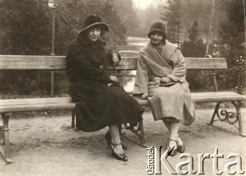 Lata 20., Polska.
Kobiety na parkowej ławce.
Fot. z albumu porucznika Jana Obłoczyńskiego z Batalionu Chemicznego WP, zbiory Ośrodka KARTA, przekazała Jolanta Wolszczynin.