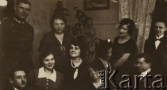 Lata 20., Polska.
Grupa osób, 1. z lewej stoi porucznik Jan Obłoczyński.
Fot. z albumu porucznika Jana Obłoczyńskiego z Batalionu Chemicznego WP, zbiory Ośrodka KARTA, przekazała Jolanta Wolszczynin.