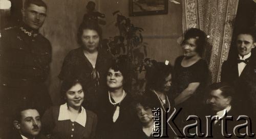 Lata 20., Polska.
Grupa osób, 1. z lewej stoi porucznik Jan Obłoczyński.
Fot. z albumu porucznika Jana Obłoczyńskiego z Batalionu Chemicznego WP, zbiory Ośrodka KARTA, przekazała Jolanta Wolszczynin.