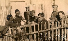 Lata 20., Polska.
Jan Obłoczyński (2. z prawej) z kolegami z oddziału.
Fot. z albumu porucznika Jana Obłoczyńskiego z Batalionu Chemicznego WP, zbiory Ośrodka KARTA, przekazała Jolanta Wolszczynin.