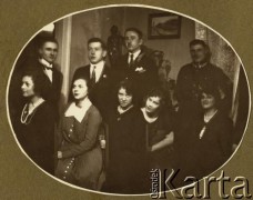 Lata 20., Polska.
Grupa osób, 1. z prawej stoi porucznik Jan Obłoczyński.
Fot. z albumu porucznika Jana Obłoczyńskiego z Batalionu Chemicznego WP, zbiory Ośrodka KARTA, przekazała Jolanta Wolszczynin.