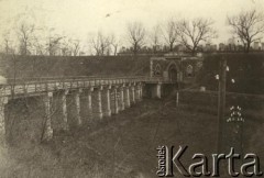 Lata 20., prawdopodobnie Warszawa, Polska.
Wiadukt.
Fot. z albumu porucznika Jana Obłoczyńskiego z Batalionu Chemicznego WP, zbiory Ośrodka KARTA, przekazała Jolanta Wolszczynin.