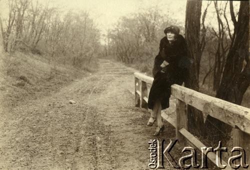 Lata 20., Polska.
Kobieta w czasie spaceru.
Fot. z albumu porucznika Jana Obłoczyńskiego z Batalionu Chemicznego WP, zbiory Ośrodka KARTA, przekazała Jolanta Wolszczynin.