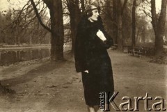 Lata 20., Polska.
Kobieta w czasie spaceru.
Fot. z albumu porucznika Jana Obłoczyńskiego z Batalionu Chemicznego WP, zbiory Ośrodka KARTA, przekazała Jolanta Wolszczynin.