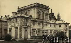 Lata 20., Wilanów, Polska.
Pałac w Wilanowie - fragment korpusu głównego od strony parku.
Fot. z albumu porucznika Jana Obłoczyńskiego z Batalionu Chemicznego WP, zbiory Ośrodka KARTA, przekazała Jolanta Wolszczynin.
