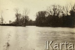 Lata 20., Polska.
Rzeka.
Fot. z albumu porucznika Jana Obłoczyńskiego z Batalionu Chemicznego WP, zbiory Ośrodka KARTA, przekazała Jolanta Wolszczynin.
