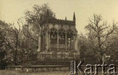 Lata 20., Wilanów, Polska.
Mauzoleum Potockich z 1836.
Fot. z albumu porucznika Jana Obłoczyńskiego z Batalionu Chemicznego WP, zbiory Ośrodka KARTA, przekazała Jolanta Wolszczynin.