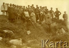 1923-1926, Polska
Prezydent RP Stanisław Wojciechowski (z przodu, z lornetką) w czasie wycieczki górskiej.
Fot. z albumu porucznika Jana Obłoczyńskiego z Batalionu Chemicznego WP, zbiory Ośrodka KARTA, przekazała Jolanta Wolszczynin.