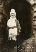 Lata 20., Polska.
Nierozpoznane dziecko.
Fot. z albumu porucznika Jana Obłoczyńskiego z Batalionu Chemicznego WP, zbiory Ośrodka KARTA, przekazała Jolanta Wolszczynin.