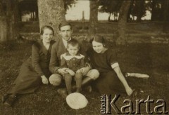 Lata 20., Polska.
Rodzina.
Fot. z albumu porucznika Jana Obłoczyńskiego z Batalionu Chemicznego WP, zbiory Ośrodka KARTA, przekazała Jolanta Wolszczynin.
