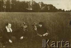 Lata 20., Polska.
Porucznik Jan Obłoczyński (2. z prawej) z przyjaciółmi.
Fot. z albumu porucznika Jana Obłoczyńskiego z Batalionu Chemicznego WP, zbiory Ośrodka KARTA, przekazała Jolanta Wolszczynin.
