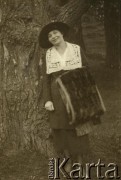 Lata 20., Polska.
Portret kobiety.
Fot. z albumu porucznika Jana Obłoczyńskiego z Batalionu Chemicznego WP, zbiory Ośrodka KARTA, przekazała Jolanta Wolszczynin.