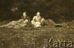 Lata 20., Polska.
Grupa osób, na kolanach kobiety z prawej leży porucznik Jan Obłoczyński.
Fot. z albumu porucznika Jana Obłoczyńskiego z Batalionu Chemicznego WP, zbiory Ośrodka KARTA, przekazała Jolanta Wolszczynin.