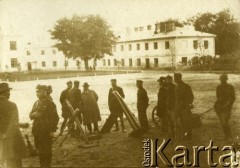 Lata 20., Warszawa, Polska.
Ćwiczenia Batalionu Chemicznego.
Fot. z albumu porucznika Jana Obłoczyńskiego z Batalionu Chemicznego WP, zbiory Ośrodka KARTA, przekazała Jolanta Wolszczynin.