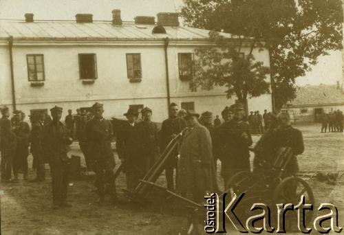 Lata 20., Warszawa, Polska.
Ćwiczenia Batalionu Chemicznego.
Fot. z albumu porucznika Jana Obłoczyńskiego z Batalionu Chemicznego WP, zbiory Ośrodka KARTA, przekazała Jolanta Wolszczynin.