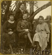 Lata 20., Polska.
Porucznik Jan Obłoczyński z nieznanymi kobietami.
Fot. z albumu porucznika Jana Obłoczyńskiego z Batalionu Chemicznego WP, zbiory Ośrodka KARTA, przekazała Jolanta Wolszczynin.