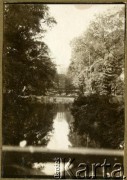 Lata 20., Warszawa, Polska.
Park.
Fot. z albumu porucznika Jana Obłoczyńskiego z Batalionu Chemicznego WP, zbiory Ośrodka KARTA, przekazała Jolanta Wolszczynin.