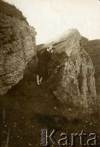Lata 20., Polska.
Kobieta w czasie wycieczki.
Fot. z albumu porucznika Jana Obłoczyńskiego z Batalionu Chemicznego WP, zbiory Ośrodka KARTA, przekazała Jolanta Wolszczynin.