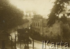 Lata 20., Warszawa, Polska.
Dwupoziomowy autobus linii 2 prawodopodobnie na ulicy Gdańskiej, przy jednostce Batalionu Chemicznego.
Fot. z albumu porucznika Jana Obłoczyńskiego z Batalionu Chemicznego WP, zbiory Ośrodka KARTA, przekazała Jolanta Wolszczynin.