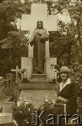 Lata 20., Warszawa, Polska.
Kobieta przy grobie Mieczysława Ryla (zm. 1924) na Powązkach.
Fot. z albumu porucznika Jana Obłoczyńskiego z Batalionu Chemicznego WP, zbiory Ośrodka KARTA, przekazała Jolanta Wolszczynin.