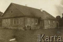 Lata 20., Polska.
Wiejska chałupa.
Fot. z albumu porucznika Jana Obłoczyńskiego z Batalionu Chemicznego WP, zbiory Ośrodka KARTA, przekazała Jolanta Wolszczynin.