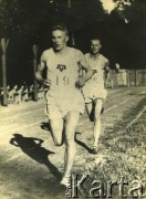 lata 30., Polska.
Lekkoatleta, rekordzista Polski w biegach długodystansowych Stanisław Petkiewicz.
Fot. ze zbiorów Diany Petkiewicz, reprodukcje cyfrowe w  Bibliotece Polskiej im. Ignacego Domeyki w Buenos Aires (Biblioteca Polaca Ignacio Domeyko) i w Ośrodku KARTA w Warszawie