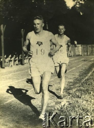 lata 30., Polska.
Lekkoatleta, rekordzista Polski w biegach długodystansowych Stanisław Petkiewicz.
Fot. ze zbiorów Diany Petkiewicz, reprodukcje cyfrowe w  Bibliotece Polskiej im. Ignacego Domeyki w Buenos Aires (Biblioteca Polaca Ignacio Domeyko) i w Ośrodku KARTA w Warszawie