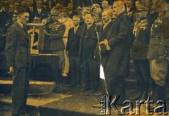 14.06.1931, Spała, Polska.
Święto Wychowania Fizycznego i Przysposobienia Wojskowego. Prezydent RP Ignacy Mościcki (trzyma rękawiczki) przed wręczeniem biegaczowi Stanisławowi Petkiewiczowi (z lewej) odznaki honorowej. Obok Prezydenta premier Aleksander Prystor (z prawej), minister wyznań religijnych i oświecenia publicznego Sławomir Czerwiński (z lewej), wicewojewoda warszawski Józef Ołpiński (między prezydentem a premierem) oraz szef Gabinetu Wojskowego Prezydenta RP płk Jan Głogowski (z lewej Prezydenta).
Fot. ze zbiorów Diany Petkiewicz, reprodukcje cyfrowe w  Bibliotece Polskiej im. Ignacego Domeyki w Buenos Aires (Biblioteca Polaca Ignacio Domeyko) i w Ośrodku KARTA w Warszawie