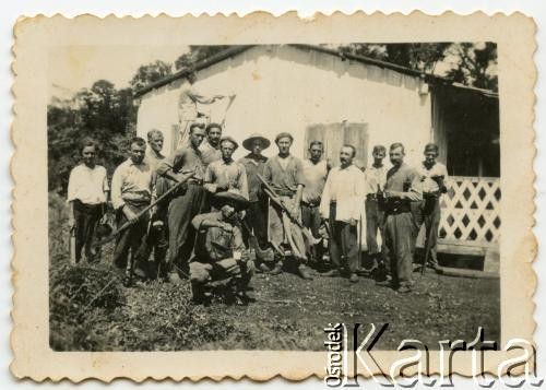 1937, Polana, Misiones, Argentyna. 
Fundatorzy pierwszej szkoły w Polanie.
Fot. NN, zbiory Juana Carlosa Rodrigueza, reprodukcje cyfrowe w  Bibliotece Polskiej im. Ignacego Domeyki w Buenos Aires (Biblioteca Polaca Ignacio Domeyko) i w Ośrodku KARTA w Warszawie