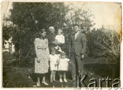 Ok. 1944, Polana, Misiones, Argentyna. 
Rodzina Kuszpitów (od lewej ) - Juan Kuszpit, Antonio Kuszpit z Raulem Kuszpitem na rękach, Juan Kuszpit i dzieci Ricardo i Elsa Kuszpit. 
Fot. NN, zbiory Juana Carlosa Rodrigueza, reprodukcje cyfrowe w  Bibliotece Polskiej im. Ignacego Domeyki w Buenos Aires (Biblioteca Polaca Ignacio Domeyko) i w Ośrodku KARTA w Warszawie