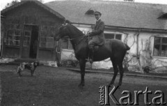 27.04.1929, Okno, Polska.
Jan Cieński na koniu Blaga.
Fot. Anna Wielowieyska, udostępniła Maria Wielowieyska, reprodukcje cyfrowe w  Bibliotece Polskiej im. Ignacego Domeyki w Buenos Aires (Biblioteca Polaca Ignacio Domeyko) i w Ośrodku KARTA w Warszawie
