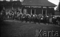 14-15.06.1934, Drohiczówka, Polska.
Powitanie nowożeńców.
Fot. Anna Wielowieyska, udostępniła Maria Wielowieyska, reprodukcje cyfrowe w  Bibliotece Polskiej im. Ignacego Domeyki w Buenos Aires (Biblioteca Polaca Ignacio Domeyko) i w Ośrodku KARTA w Warszawie
