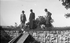 1.08.1934, Pieniaki, Polska.
Stach, Jan Cieński, Kazimierz Wielowieyski.
Fot. Anna Wielowieyska, udostępniła Maria Wielowieyska, reprodukcje cyfrowe w  Bibliotece Polskiej im. Ignacego Domeyki w Buenos Aires (Biblioteca Polaca Ignacio Domeyko) i w Ośrodku KARTA w Warszawie
