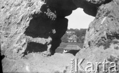 13.09.1934, Olejowai, Polska.
Skały i okoliczne zabudowania.
Fot. Anna Wielowieyska, udostępniła Maria Wielowieyska, reprodukcje cyfrowe w  Bibliotece Polskiej im. Ignacego Domeyki w Buenos Aires (Biblioteca Polaca Ignacio Domeyko) i w Ośrodku KARTA w Warszawie
