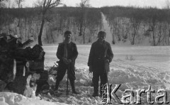 21.02.1935, Hutniakowa, Polska. 
Kazimierz Wielowieyski i Iwaśko.
Fot. Anna Wielowieyska, udostępniła Maria Wielowieyska, reprodukcje cyfrowe w  Bibliotece Polskiej im. Ignacego Domeyki w Buenos Aires (Biblioteca Polaca Ignacio Domeyko) i w Ośrodku KARTA w Warszawie
