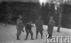 22.02.1935, Hutniakowa, Polska.
Kazimierz  Wielowieyski, Stach, Andrzej, Adam.
Fot. Anna Wielowieyska, udostępniła Maria Wielowieyska, reprodukcje cyfrowe w  Bibliotece Polskiej im. Ignacego Domeyki w Buenos Aires (Biblioteca Polaca Ignacio Domeyko) i w Ośrodku KARTA w Warszawie
