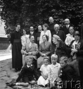 1935, Drohiczówka, Polska.
Rodzina Cieńskich i Wielowieyskich - spotkanie z okazji pierwszej rocznicy ślubu Anny i Kazimierza Wielowieyskich. Nz zdjęciu m.in. siedzą od lewej: Kazimierz Wielowieyski, Anna Wielowieyska, Maria z Dzieduszyckich Cieńska (matka Anny); stoi Jan Cieński (1. od lewej). 
Fot. Anna Wielowieyska, udostępniła Maria Wielowieyska, reprodukcje cyfrowe w  Bibliotece Polskiej im. Ignacego Domeyki w Buenos Aires (Biblioteca Polaca Ignacio Domeyko) i w Ośrodku KARTA w Warszawie
