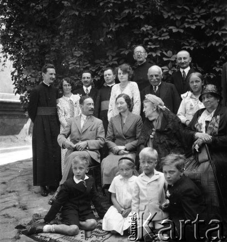 1935, Drohiczówka, Polska.
Rodzina Cieńskich i Wielowieyskich - spotkanie z okazji pierwszej rocznicy ślubu Anny i Kazimierza Wielowieyskich. Nz zdjęciu m.in. siedzą od lewej: Kazimierz Wielowieyski, Anna Wielowieyska, Maria z Dzieduszyckich Cieńska (matka Anny); stoi Jan Cieński (1. od lewej). 
Fot. Anna Wielowieyska, udostępniła Maria Wielowieyska, reprodukcje cyfrowe w  Bibliotece Polskiej im. Ignacego Domeyki w Buenos Aires (Biblioteca Polaca Ignacio Domeyko) i w Ośrodku KARTA w Warszawie
